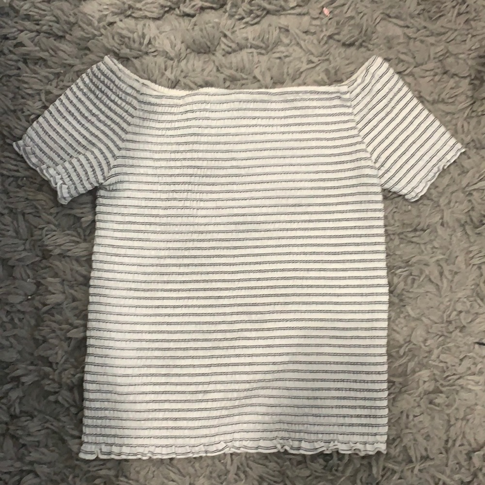 Selling a white and black raffled shirt